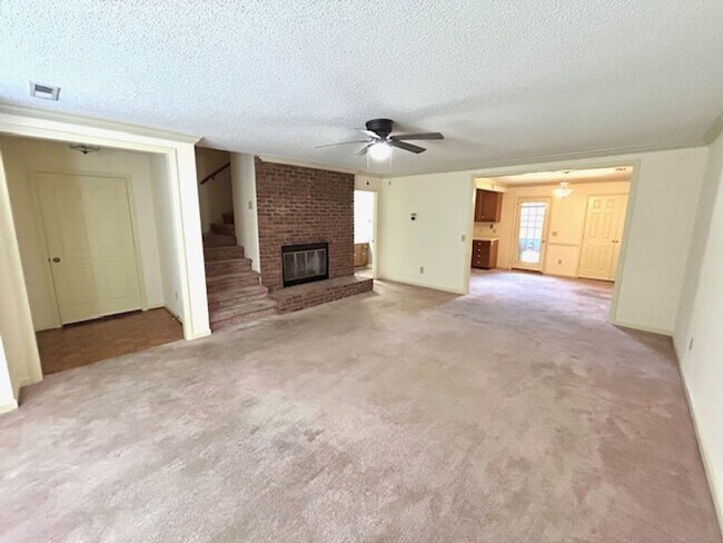 Foto del edificio - Spacious 2 Bed / 2.5 Bath Home in Madison -- MOVE IN SPECIAL