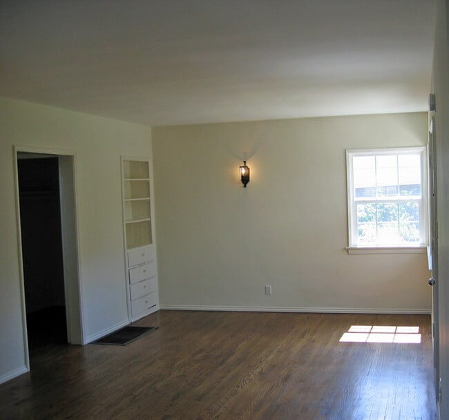 Building Photo - 2026 N Cahuenga Blvd