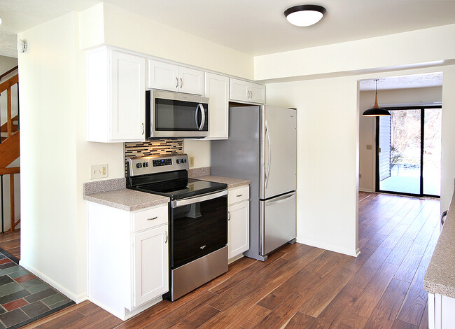 Kitchen - 1370 Lakeside Drive