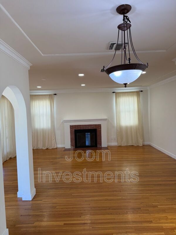 Building Photo - 2523 S Bentley Ave