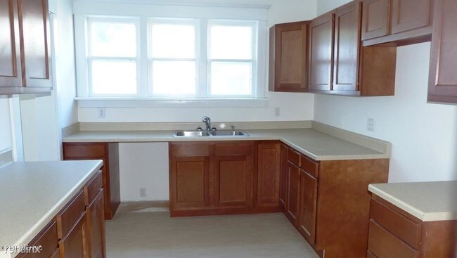 Building Photo - 3 br, 1.5 bath House - 24 W Bernard St