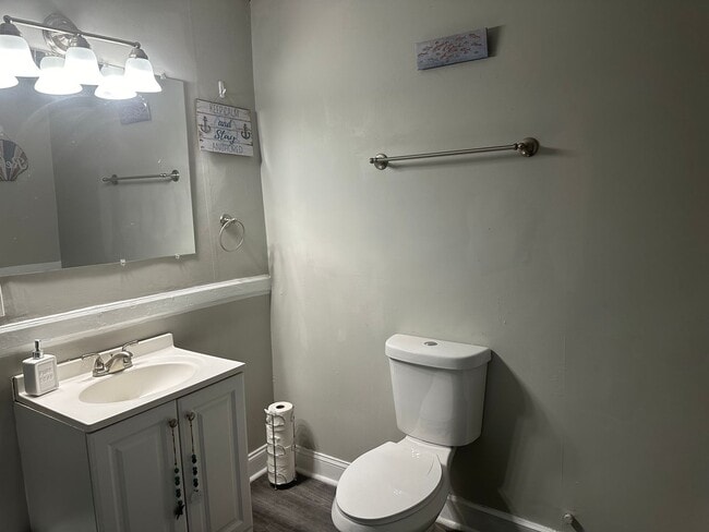 Building Photo - Walking distance to U of L and Bellarmine Campus