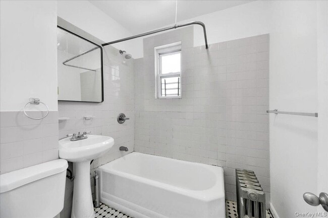 Building Photo - 1129 E 221st St