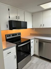 Building Photo - 300 N Dewey St