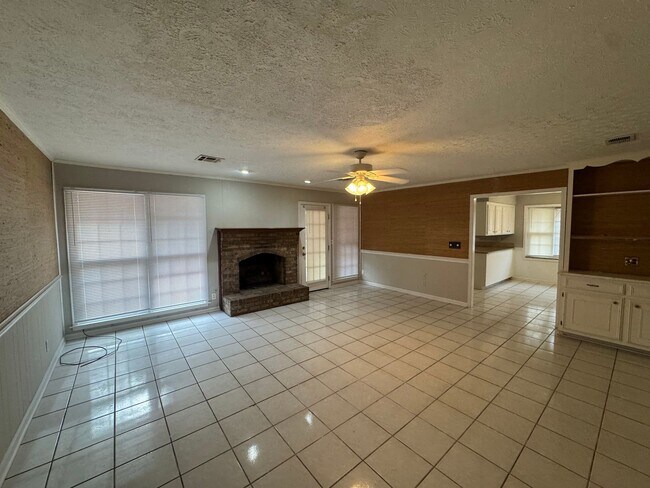 Foto del edificio - Large FOUR bedroom in Brentwood