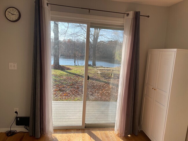 Puerta corredera del salón que da a un porche privado - 17 Elderberry Dr