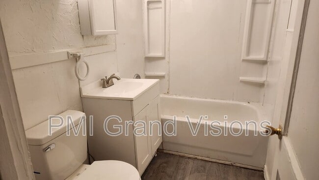 Building Photo - 845 W Sawyer St