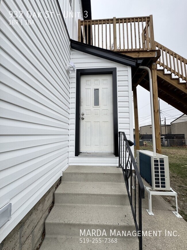 Photo du bâtiment - STUNNING BRAND NEW RENO 2 BED/ 1 BATH LOWER- WEST END + HYDRO & WATER