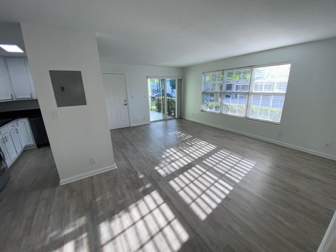 Primary Photo - 102 N Lakeside Dr