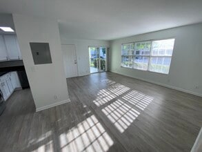 Building Photo - 102 N Lakeside Dr