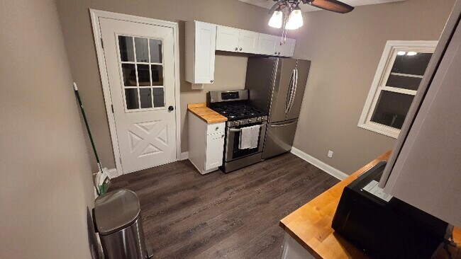 Foto del edificio - 7318-7320 Wakefield Ave