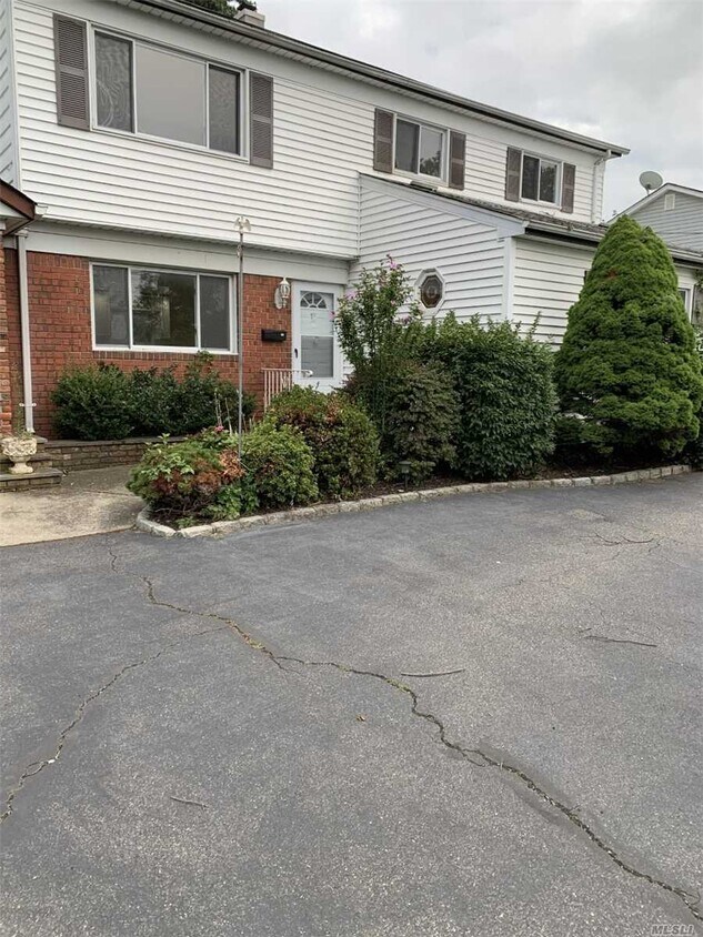 120 Ketridge St, West Babylon, NY 11704 Apartment for Rent in West