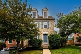 Building Photo - 1275 Quaker Hill Dr