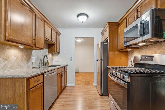 Building Photo - 886 College Pkwy