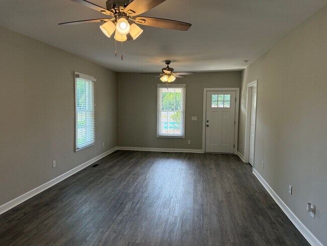 Foto del edificio - Remodeled House With So Much To Offer