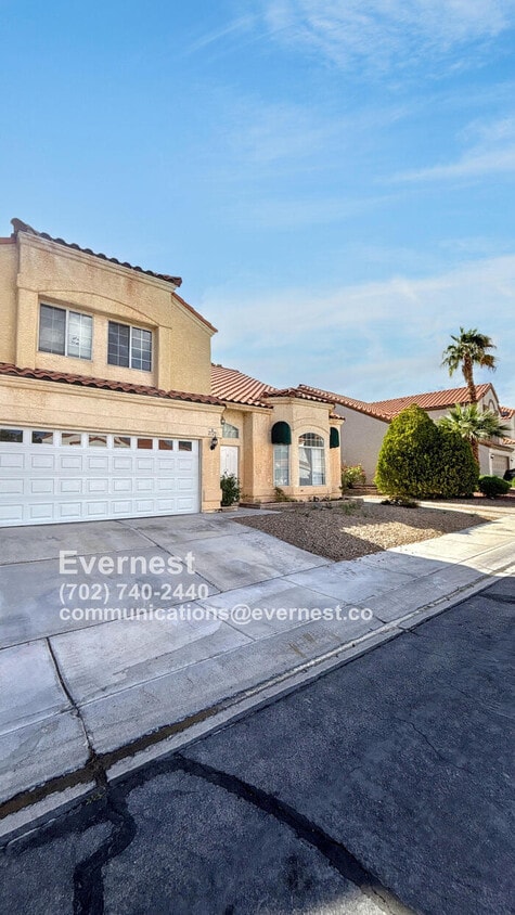 Foto principal - Spacious 4-Bedroom Home in a Great Locatio...