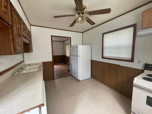 Building Photo - 2 Bedroom 1 Bathroom house available now!