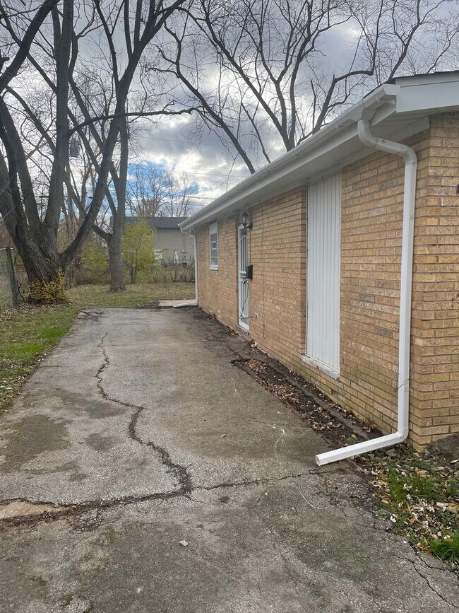 Building Photo - 3 Bedroom Close to Highway - Section 8 Wel...