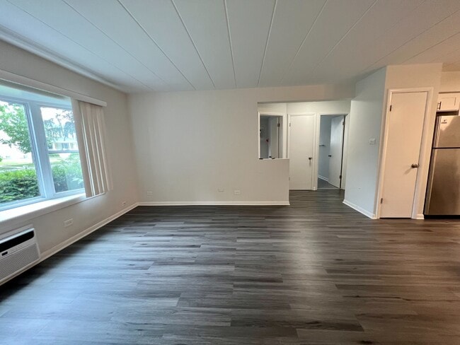 Building Photo - Spacious 4 Bed in Downtown La Grange | Parking Included | Pet Friendly