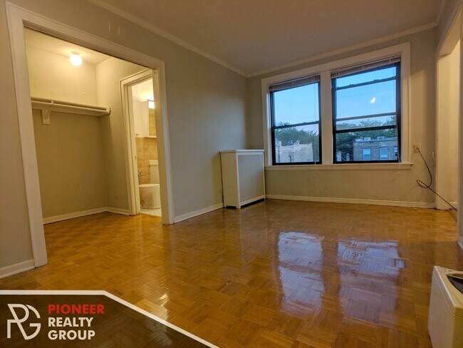Foto del edificio - 737 W Belmont Ave