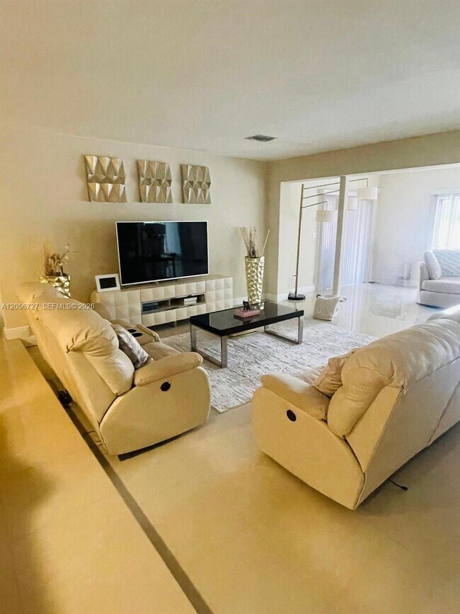 Foto del edificio - 6790 SW 10th Ct