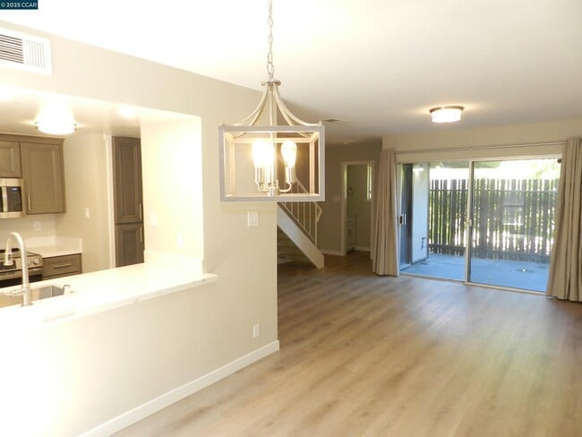 Building Photo - 5519 Roundtree Dr