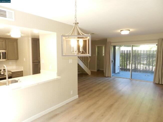 Foto del edificio - 5519 Roundtree Dr