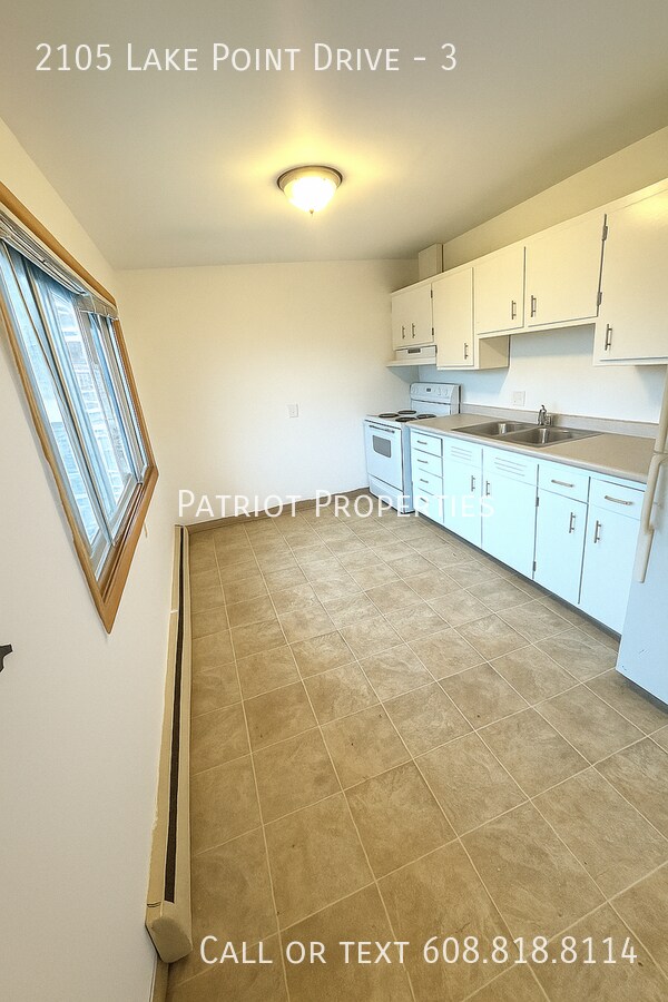 Building Photo - 2105 Lake Point Dr