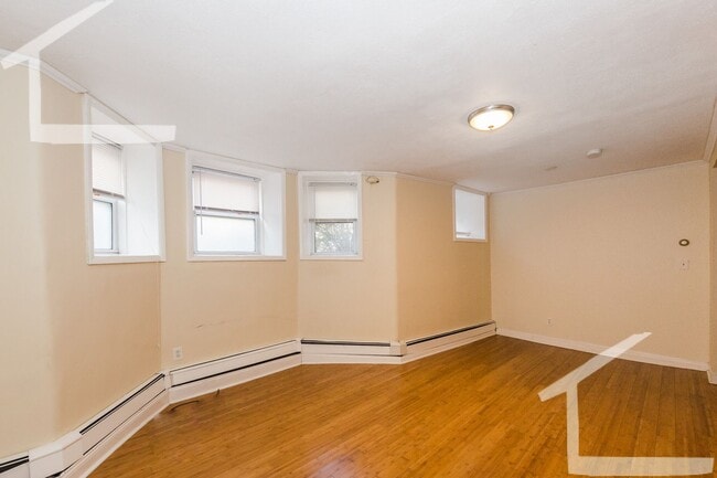 Building Photo - Heat Hot water Included, In-Unit Washer an...