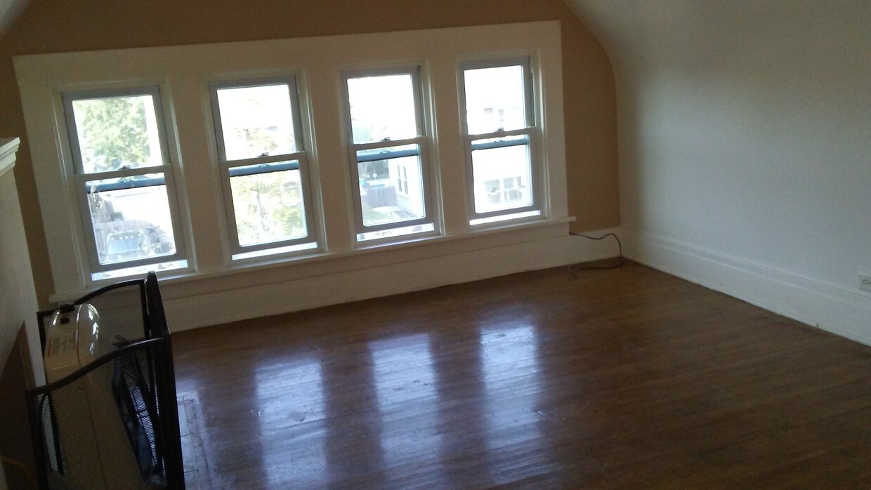Living Room - 83 Parkwood Ave