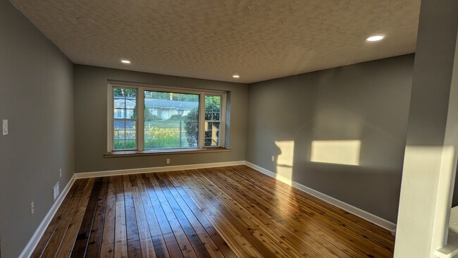 Building Photo - 2526 Lisa Dr
