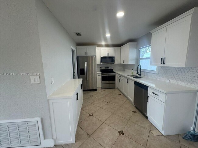 Foto del edificio - 9431 NW 10th St
