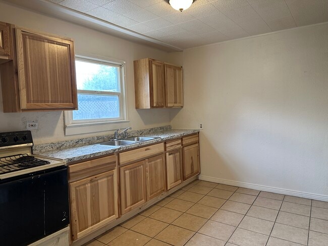 Building Photo - 975 Jones Dr