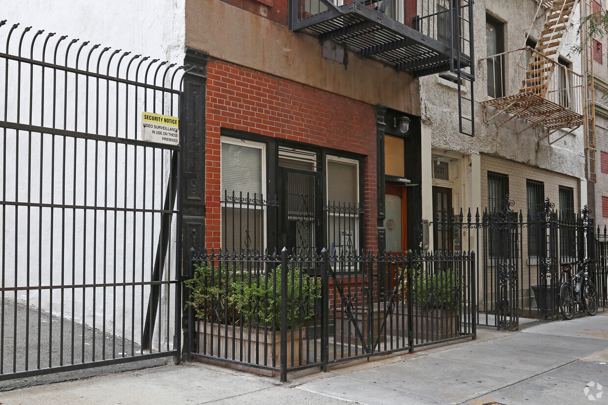 Building Photo - 228 E 22nd St
