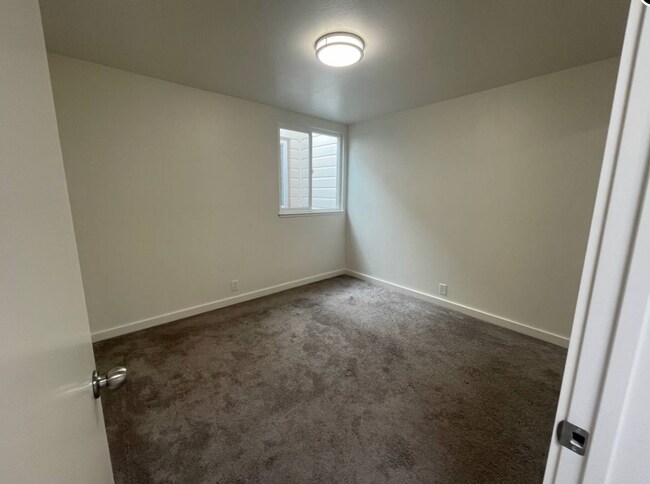 Building Photo - 229 Amazon Ave
