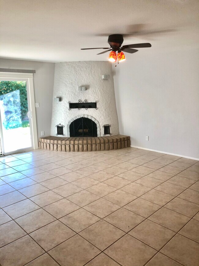 Building Photo - 4545 E Everett Dr