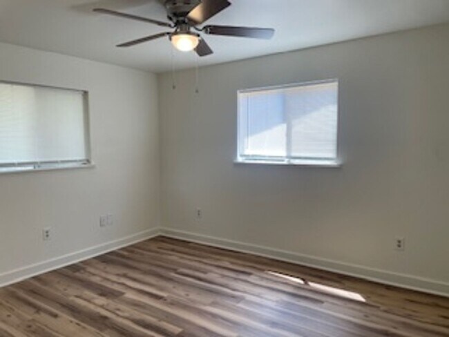 Foto del edificio - 902 Glen Rose Rd