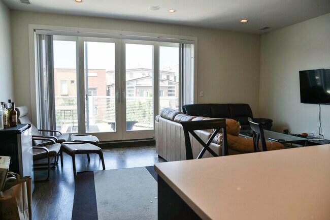 Foto del edificio - 2127 W Division St