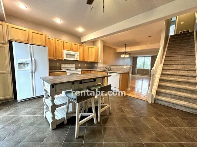 Building Photo - Spacious Townhome in Beautiful Golf Course...