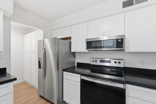 Building Photo - 231 N Robson