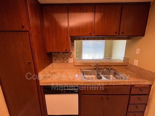 Foto del edificio - 45546 Aladdin St