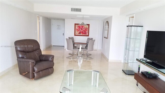 Building Photo - 16300 Golf Club Rd