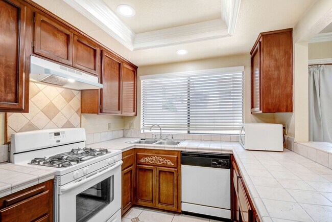 Building Photo - Stunning Upland Abode