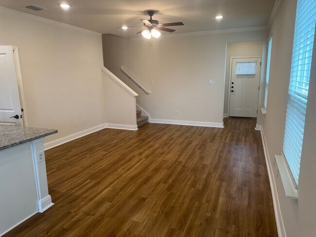Foto del edificio - 3 bed/2.5 bath home in an exclusive gated community!