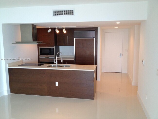 Building Photo - 495 Brickell Ave