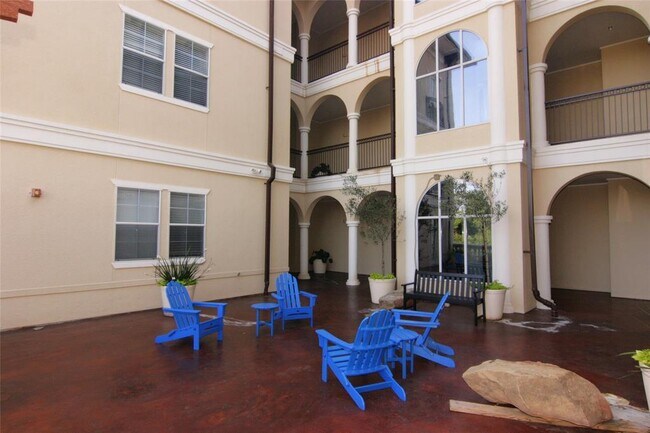 Foto del edificio - 7134 Mapleridge St