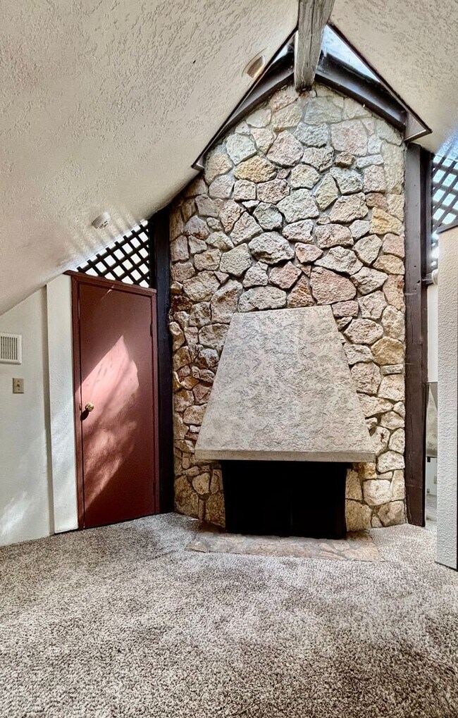 Building Photo - 2 Bed / 2 Bath Lakeview Bellevue cottage $3,295/month