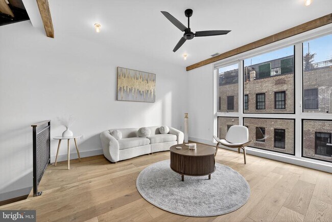 Foto del edificio - 774 Girard St NW