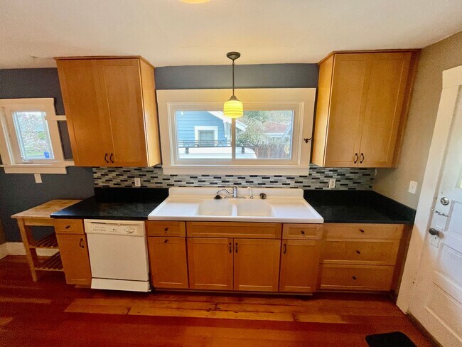 Building Photo - Beautiful 3bd/1bath South Tabor Bungalow w...