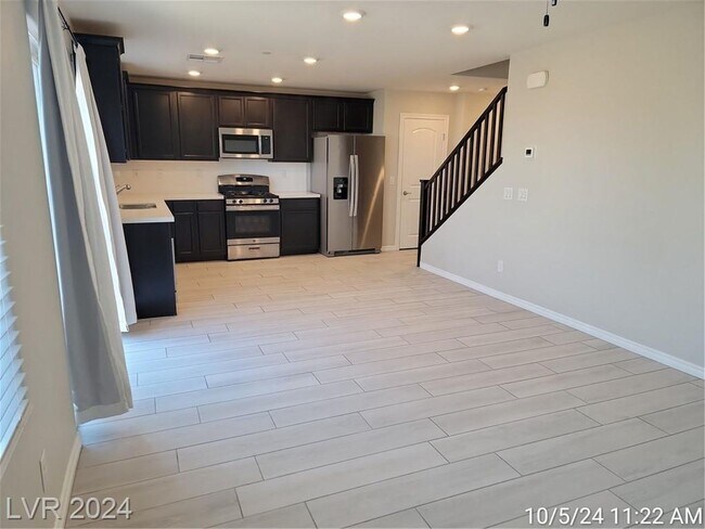 Building Photo - OUTSTANDING HENDERSON TOWNHOME IN GATED CO...